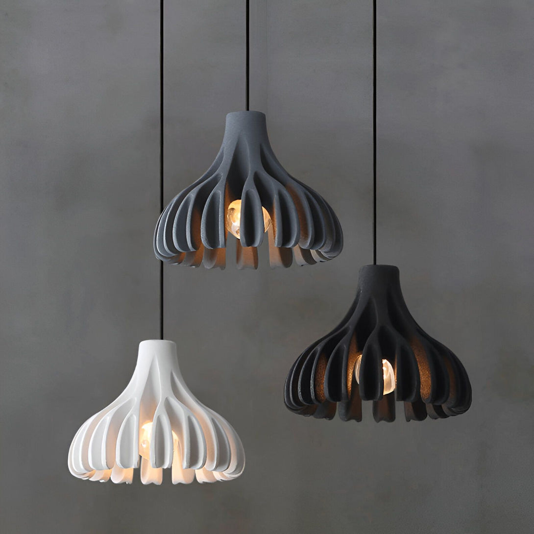 Trois suspensions en céramique blanche, noire et grise. Les suspensions ont la forme d'une fleur épanouie avec des pétales arrondis. DE-4324659125,DE-5800057117,DE-4150070571,DE-3233219504,DE-9759604302,DE-3279579503,DE-8693617931,DE-1599245205,DE-3565828951,DE-8342919889,