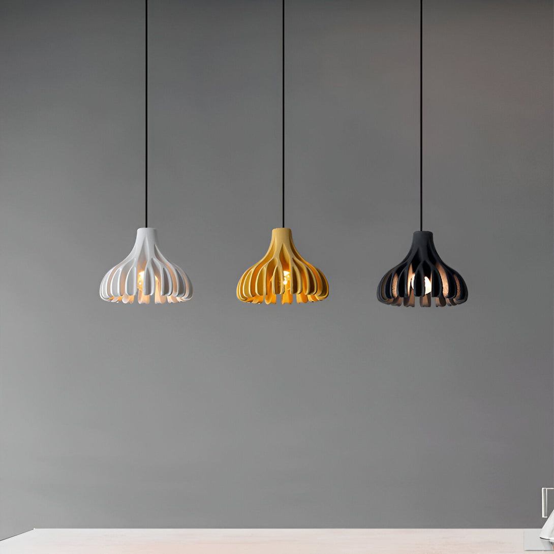 Trois suspensions en forme de tulipe de couleur blanche, jaune et noire. DE-4324659125,DE-5800057117,DE-4150070571,DE-3233219504,DE-9759604302,DE-3279579503,DE-8693617931,DE-1599245205,DE-3565828951,DE-8342919889,