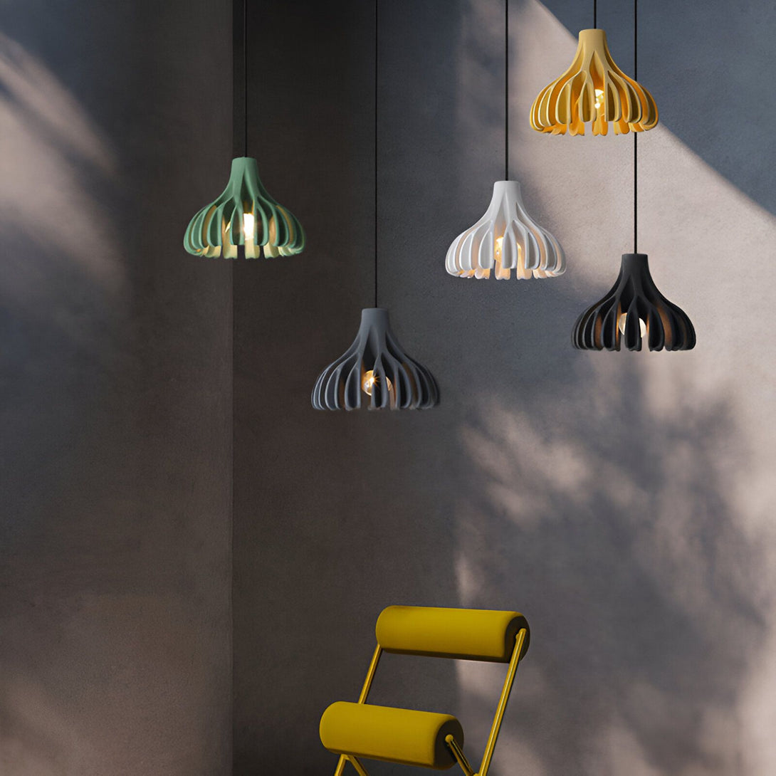 Une image de cinq lampes suspendues au plafond. Les lampes sont de différentes couleurs et formes. Il y a une chaise jaune sous les lampes. DE-4324659125,DE-5800057117,DE-4150070571,DE-3233219504,DE-9759604302,DE-3279579503,DE-8693617931,DE-1599245205,DE-3565828951,DE-8342919889,