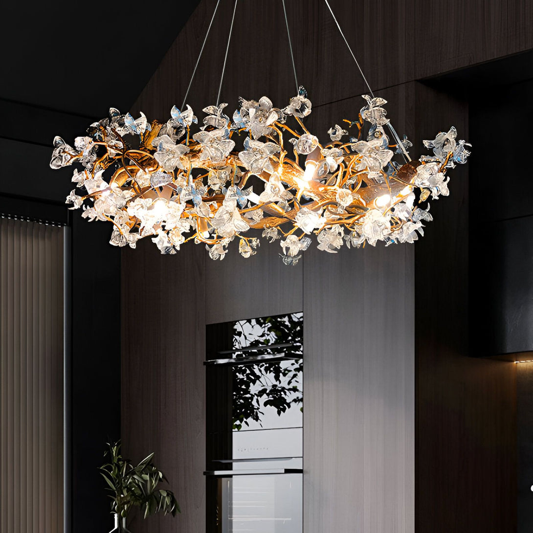 Un lustre doré en forme de branches d'arbre avec des fleurs en cristal est suspendu au plafond d'une pièce sombre. FI-7401045478,FI-7636163748,FI-2668929849,FI-4899335466,FI-0631601309,FI-3047964742,FI-2348703971,FI-9959011879,FI-1069674141,FI-2653575264,FI-5426406391,FI-3232057624,FI-0410216437,FI-2548461963,FI-588039851X,FI-8929249345,FI-5559062308,FI-4701298158,FI-8967028059,FI-7922604505,FI-3821048514,FI-8440477155,FI-5735157485,FI-8210212354,