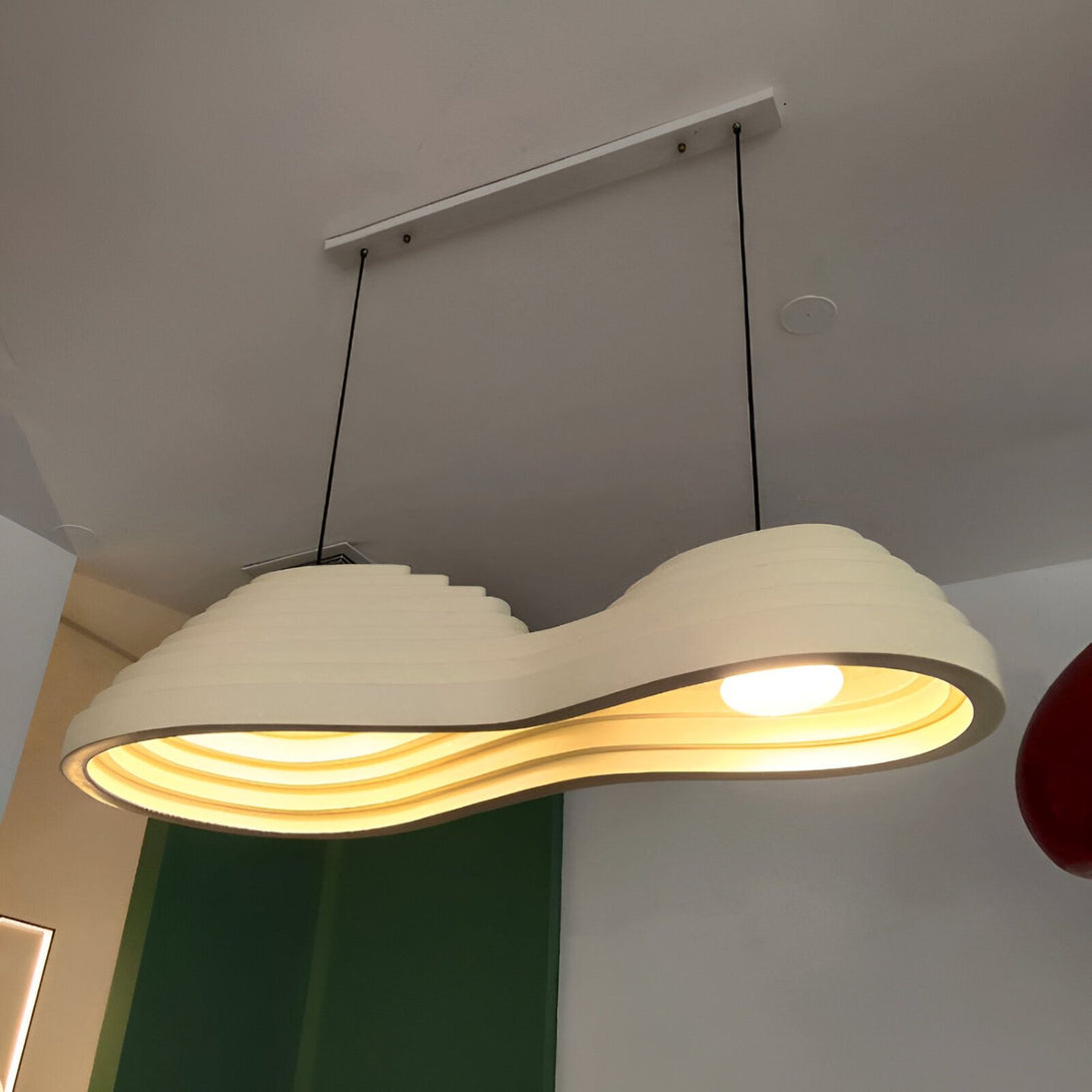 Une lampe suspendue en forme de nuage blanc émet une lumière chaude. AL-9804545462,AL-722551623X,AL-3854140703,AL-121255535X,AL-4183802768,AL-0006001122,