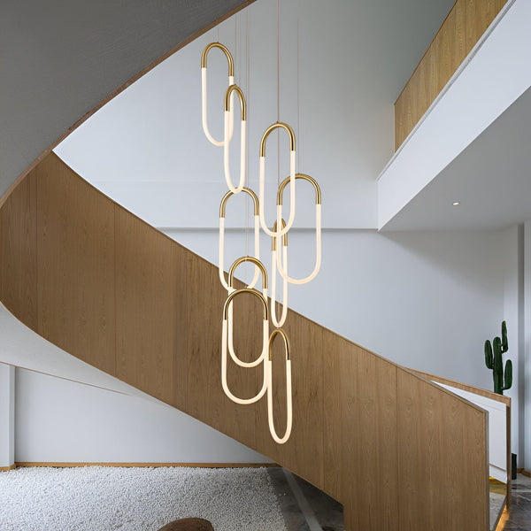 Suspension Luminaire Design LED. Cette suspension design est composée de 7 anneaux en métal doré de différentes tailles, suspendus à des câbles fins. Les anneaux sont éclairés par des LED intégrées, ce qui crée une lumière douce et diffuse. Ce luminaire est idéal pour les pièces à vivre, les chambres à coucher ou les couloirs. NA-0096577770,NA-4868161806,NA-0573753911,
