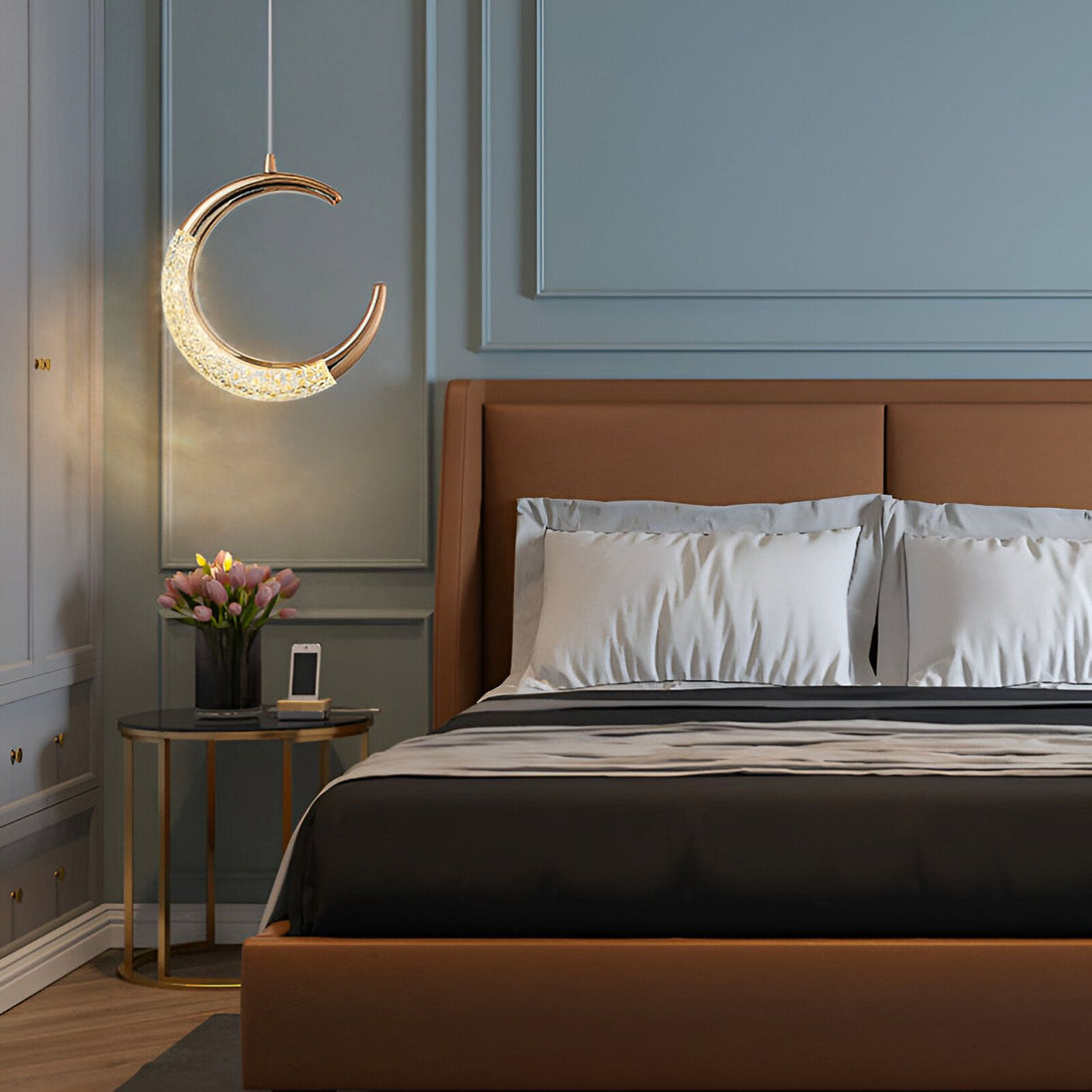 Une chambre avec un lit, une table de chevet, une lampe en forme de croissant de lune et un tapis. DI-9163803569,DI-0035455918,DI-9503015359,DI-2507318104,