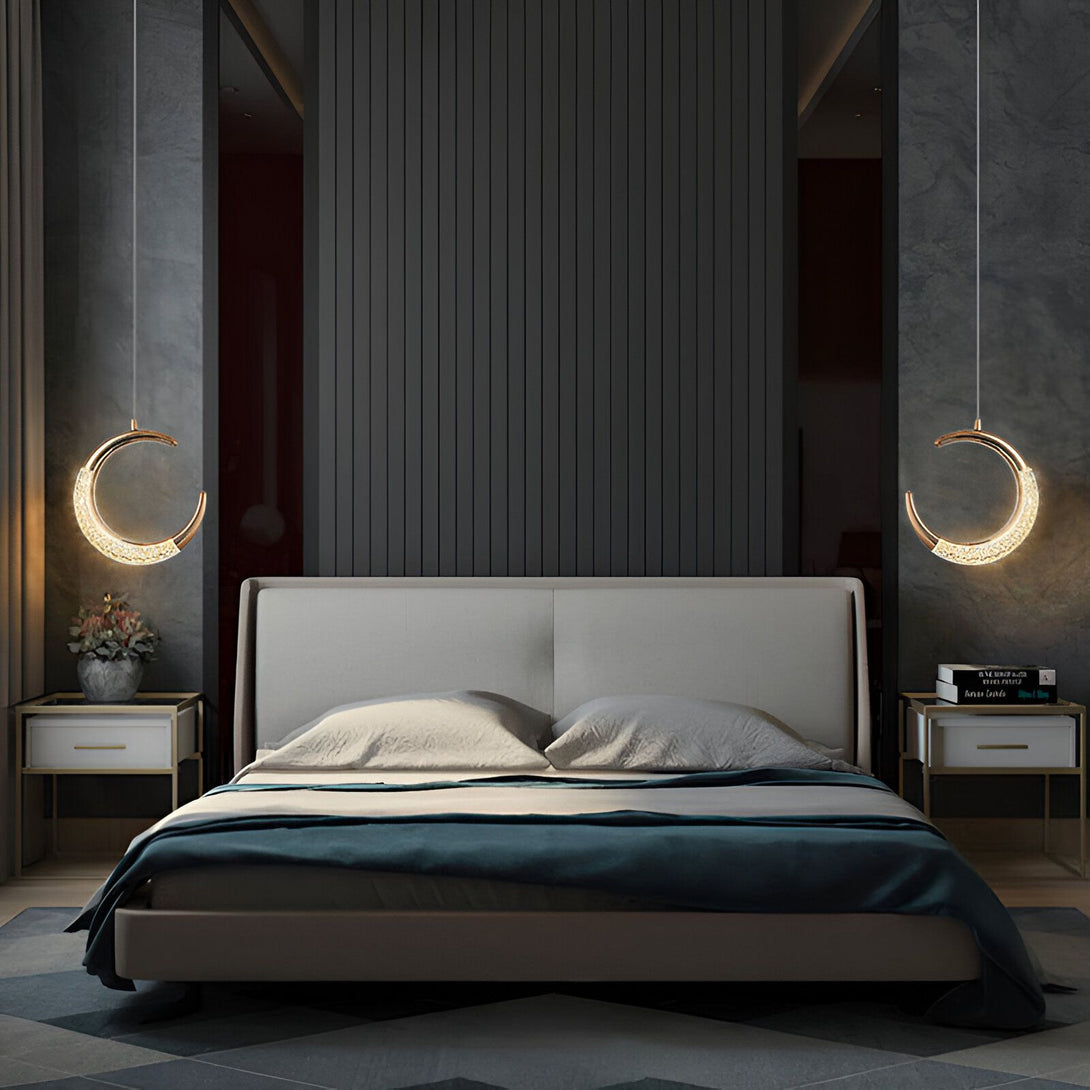 Une chambre à coucher avec un lit, deux tables de chevet et deux suspensions en forme de croissant de lune. DI-9163803569,DI-0035455918,DI-9503015359,DI-2507318104,