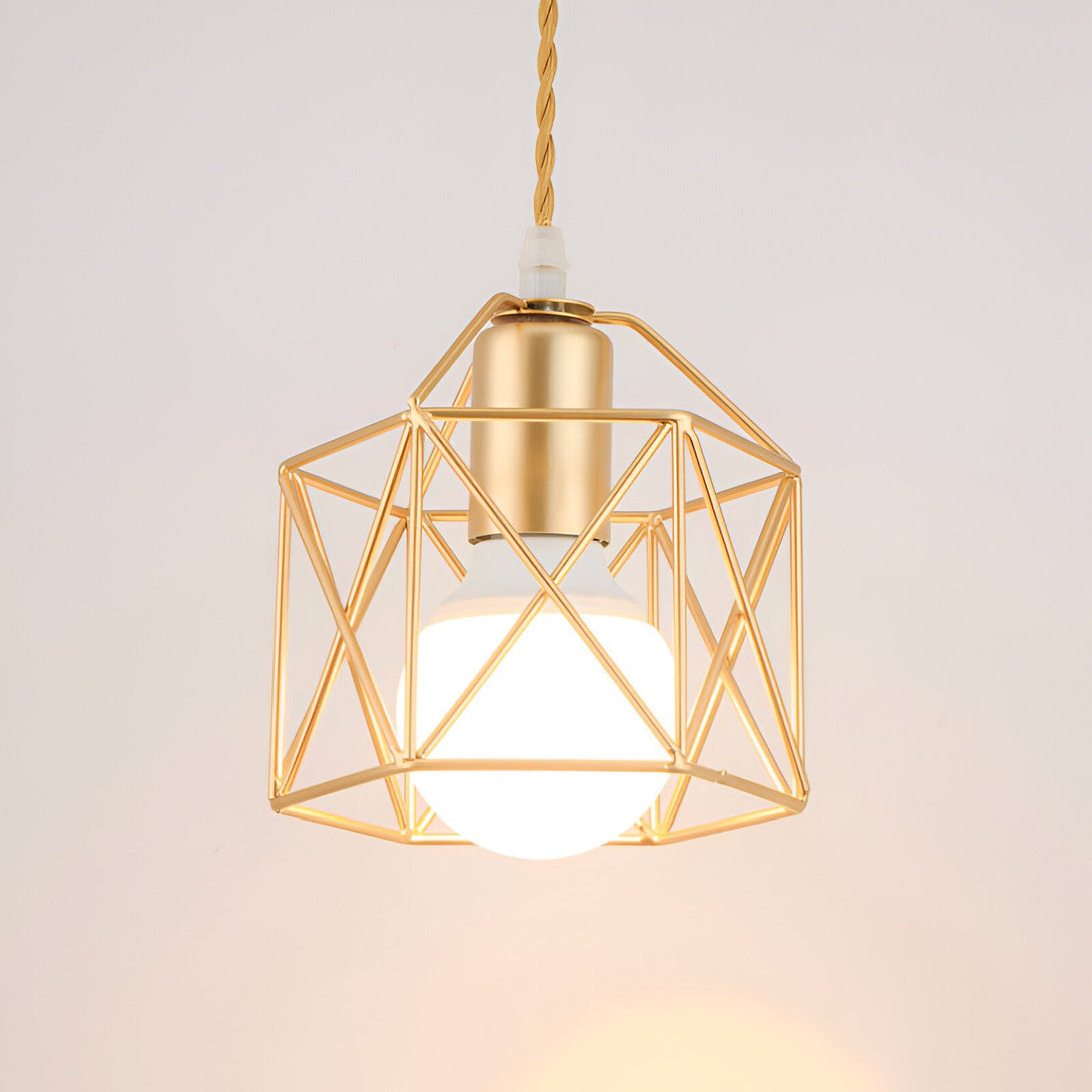 Une lampe suspendue en métal doré avec une ampoule blanche. BI-8180011739,BI-8017749902,