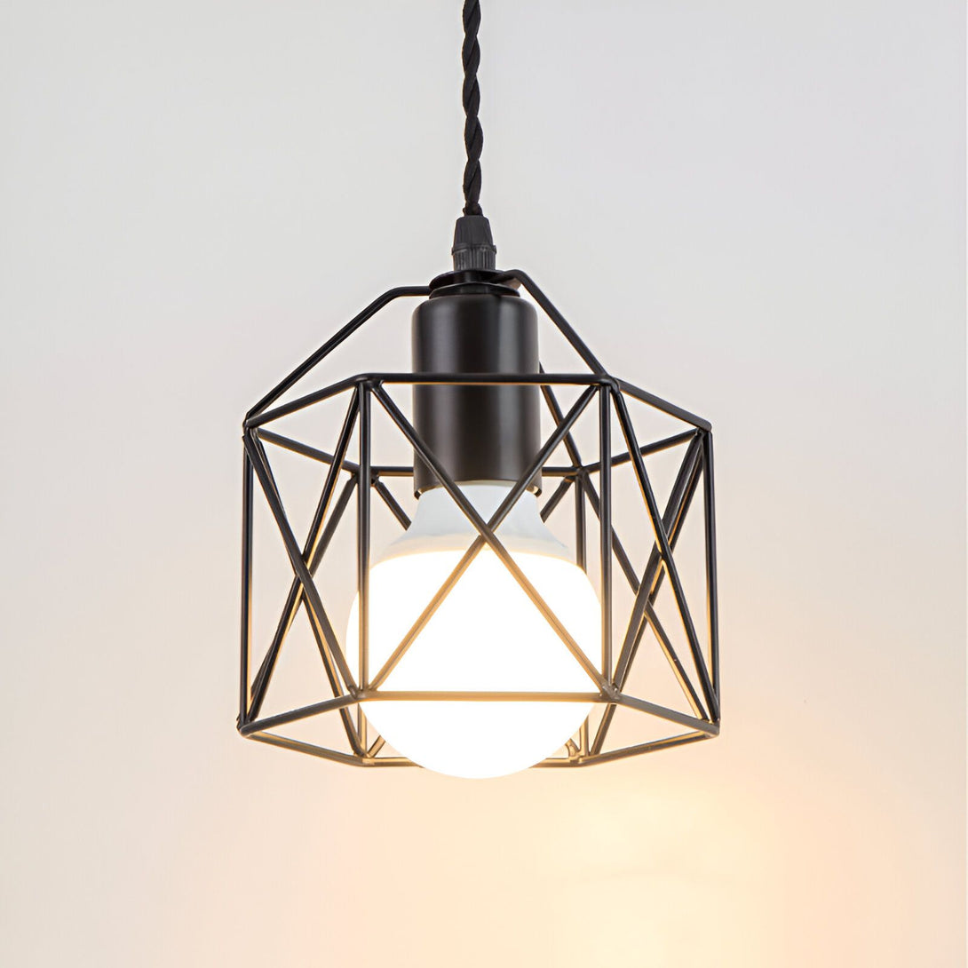 Une lampe suspendue en métal noir avec une ampoule à filament blanc. BI-8180011739,BI-8017749902,