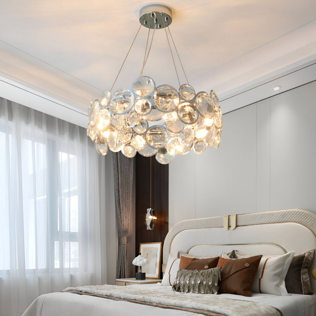 Une image d'un lustre en cristal suspendu au plafond. Le lustre est composé de plusieurs anneaux de cristal transparents et est éclairé par des ampoules. PE-3049239069,PE-966204308X,PE-4267310149,