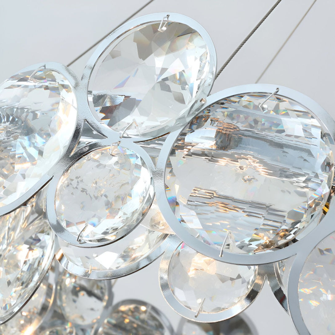 Un lustre en cristal avec des pampilles en forme de cercles. PE-3049239069,PE-966204308X,PE-4267310149,