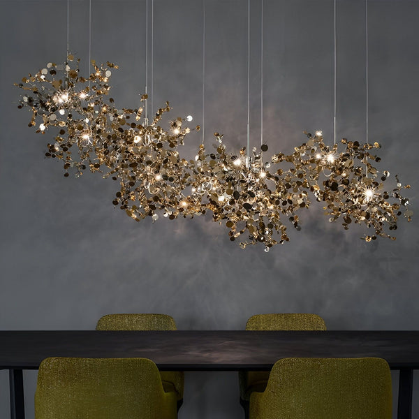 Suspension luminaire en acier inoxydable doré.‎
Cette suspension est composée de plusieurs éléments en acier inoxydable doré, qui sont reliés entre eux par des câbles en acier.‎ 
Les éléments en acier inoxydable sont de différentes formes et tailles, ce qui donne à la suspension un aspect original et élégant.‎ 
La suspension est suspendue au plafond par un câble en acier.‎ 
Elle est équipée d'une source lumineuse LED intégrée.‎ SA-8998942399,