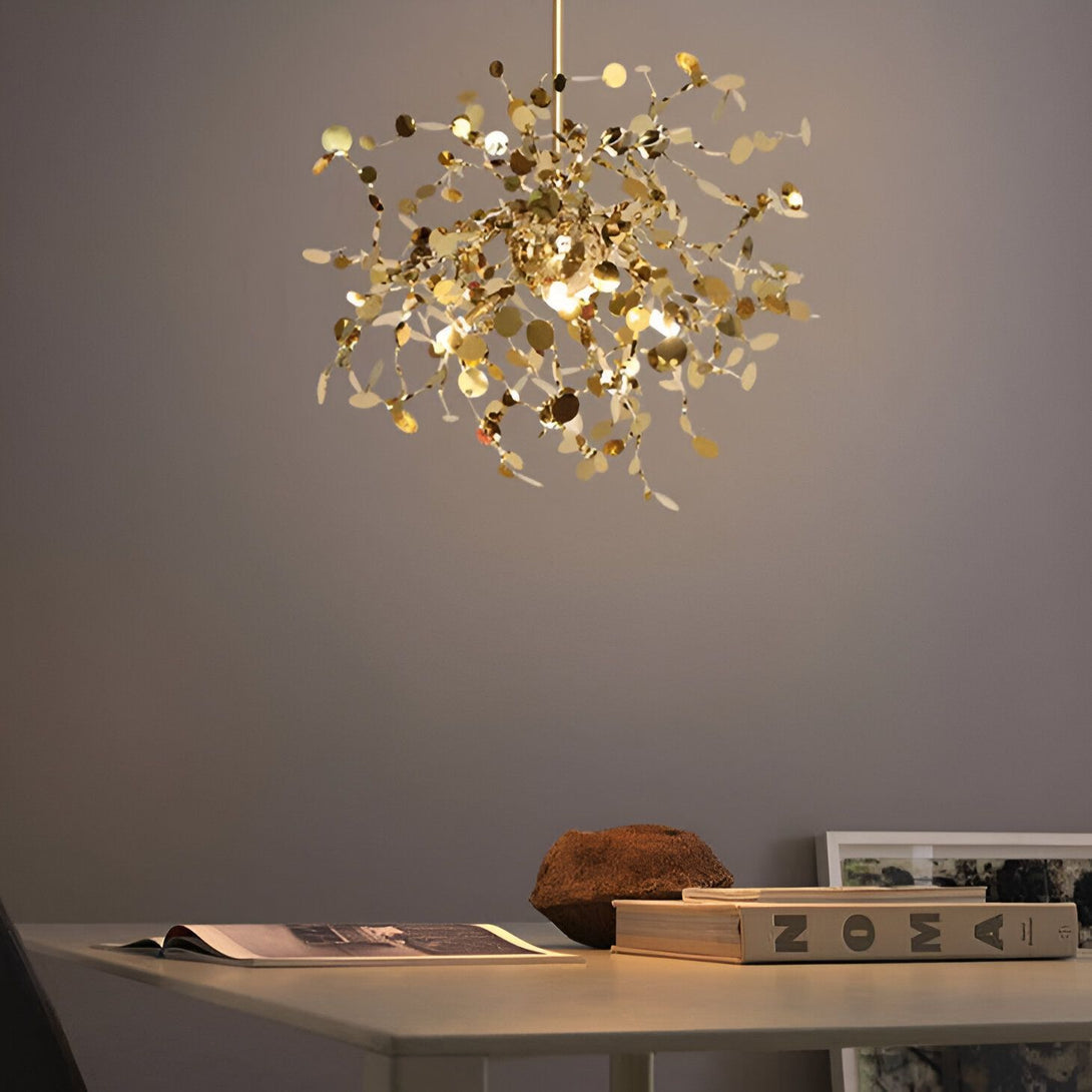 Suspension luminaire en acier doré de forme ronde. Le luminaire est composé de plusieurs branches qui s'entrecroisent et qui sont recouvertes de feuilles d'acier doré. La suspension est fixée au plafond par un câble en acier. SA-8998942399,