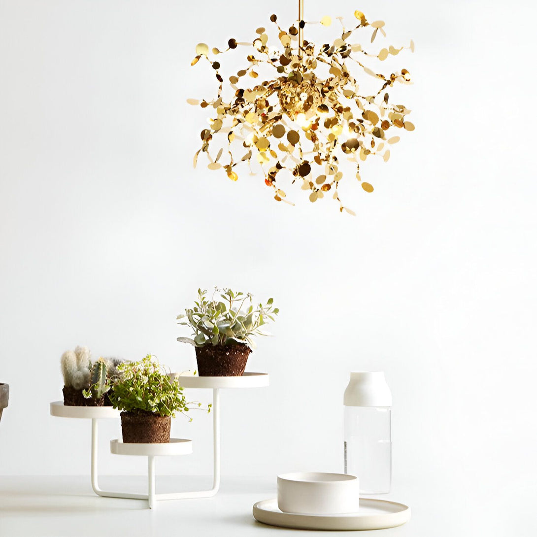 Une suspension luminaire en acier de couleur doré. La suspension est de forme ronde et est composée de plusieurs éléments en forme de pétales. Elle est suspendue au plafond par un câble en acier. SA-8998942399,