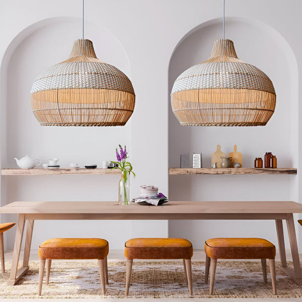 Une image d'une salle à manger avec une table en bois, des chaises en cuir marron et deux suspensions en osier au-dessus de la table. MA-6763663218,MA-4150928231,MA-7410378042,