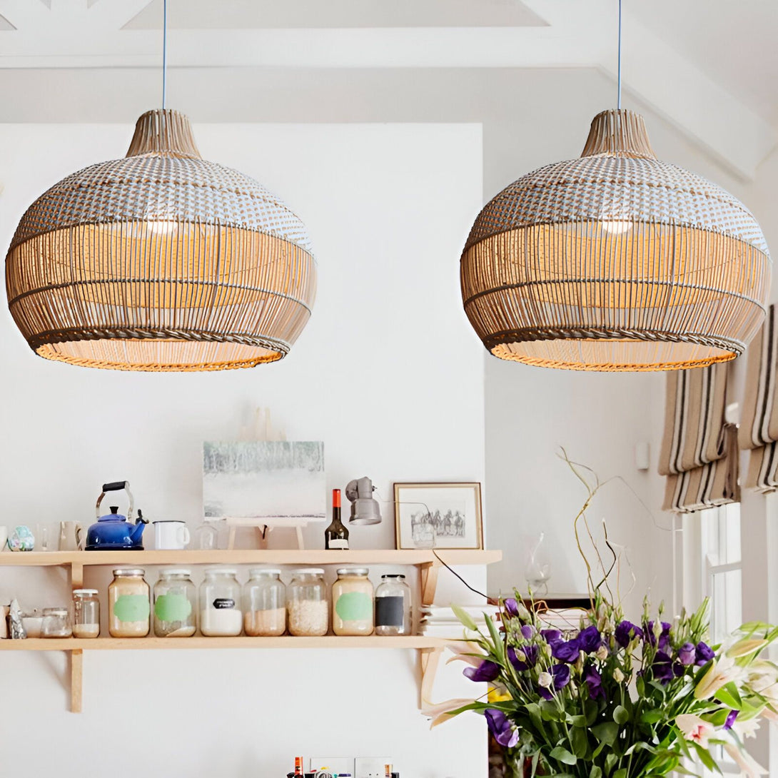 Deux suspensions en osier tressé de forme ovale sont accrochées au plafond d'une cuisine. Les suspensions sont de couleur beige et blanche. MA-6763663218,MA-4150928231,MA-7410378042,