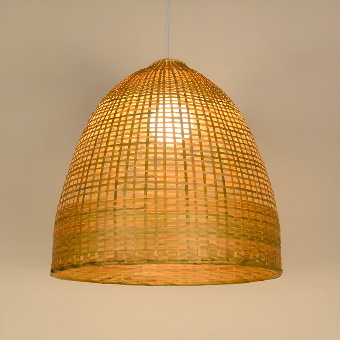 Une lampe en bambou tissé à la main avec une lumière chaude à l'intérieur. FE-7812265536,