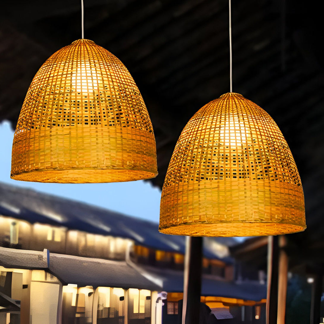 Deux lampes en osier suspendues au plafond. Les lampes sont de forme conique et ont une lumière chaude. Elles sont suspendues par des fils blancs. En arrière-plan, on peut voir un mur en briques et des toits de maisons traditionnelles chinoises. FE-7812265536,