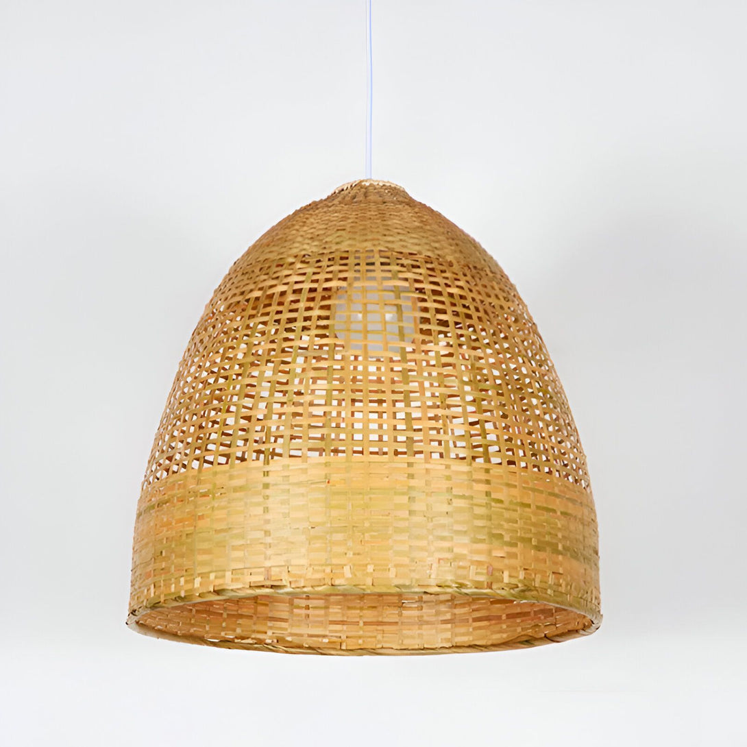 Une lampe en bambou tissé à la main avec une forme de cloche et une lumière chaude à l'intérieur. FE-7812265536,