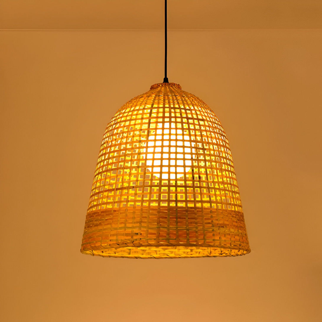 Une lampe en bambou tissé à la main avec une lumière chaude à l'intérieur. La lampe est suspendue au plafond par un fil noir. FE-7812265536,