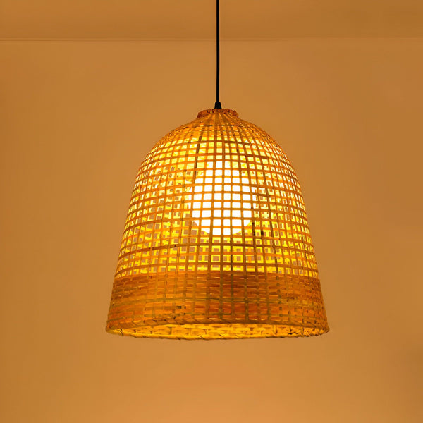 Une lampe en bambou tissé à la main avec une lumière chaude à l'intérieur. La lampe est suspendue au plafond par un fil noir. FE-7812265536,