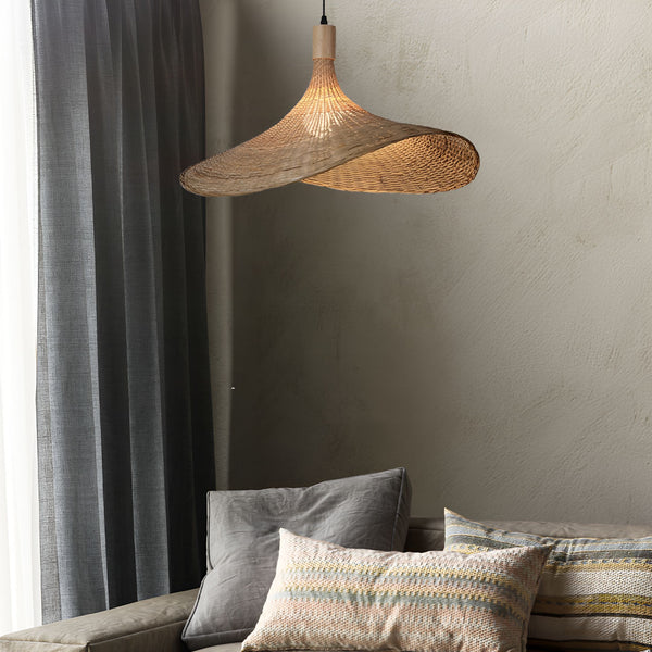 Une lampe en osier tressé marron en forme de chapeau est suspendue au-dessus d'un canapé gris avec des coussins. AS-5165969592,AS-9975379826,AS-8814904774,AS-907583151X,