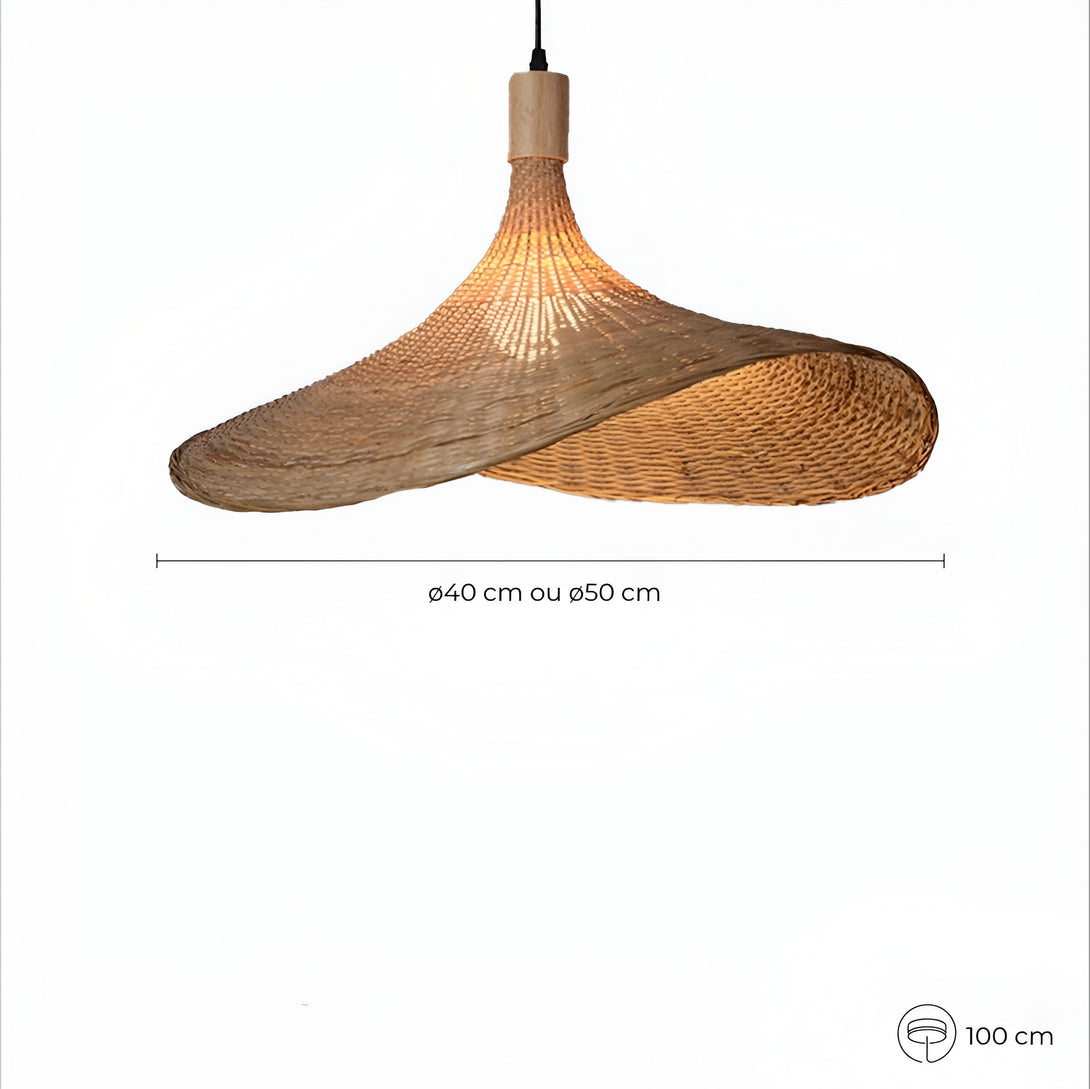 Une lampe en osier tressé en forme de chapeau de paille. La lampe est suspendue par un fil noir et est munie d'une douille en bois. AS-5165969592,AS-9975379826,AS-8814904774,AS-907583151X,