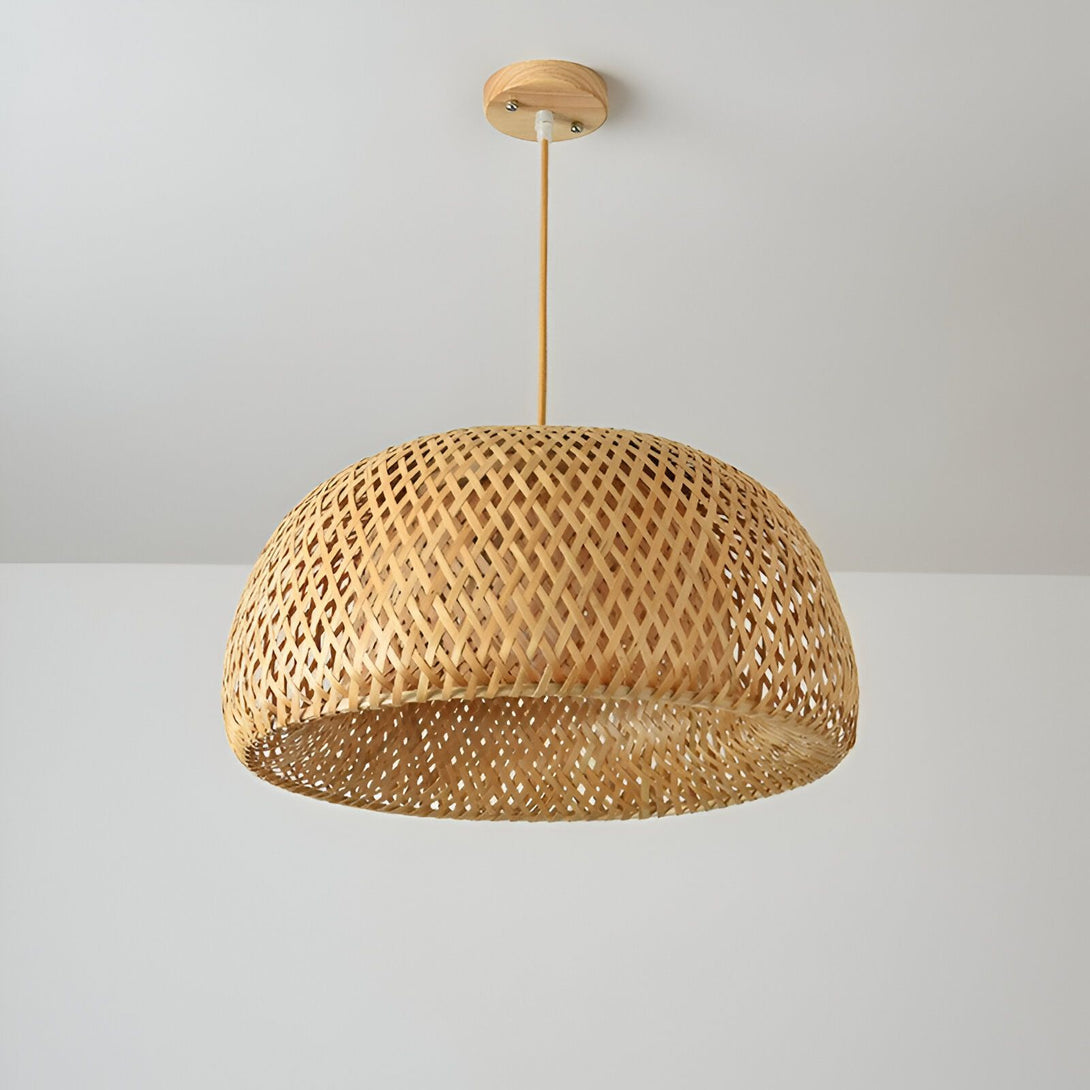 Une lampe en bambou tissé main avec une monture en bois. La lampe est de forme ronde et émet une lumière douce et tamisée. MA-8855184962,