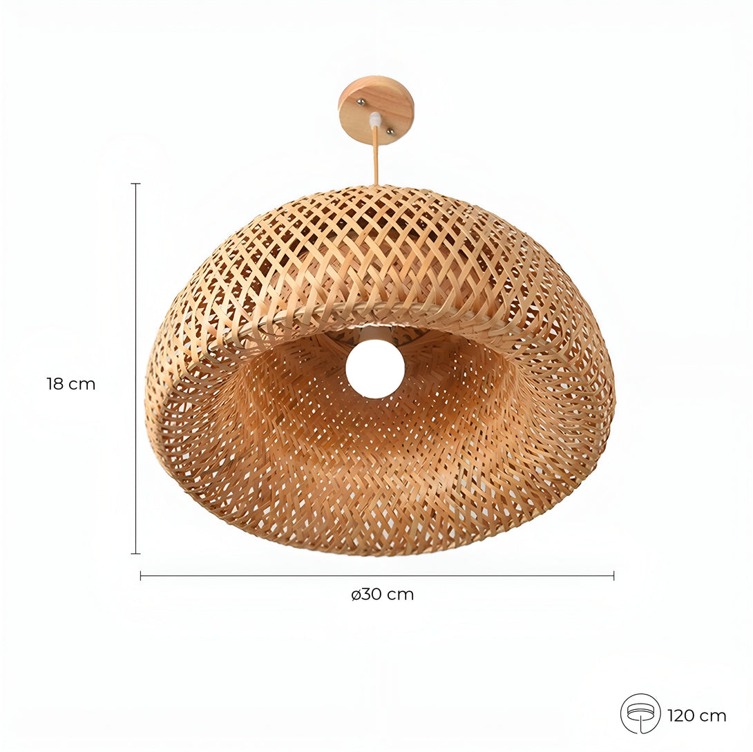 Une lampe en bambou tissé main avec une forme de champignon. La lampe est suspendue par un fil électrique noir et mesure 18 cm de haut et 30 cm de diamètre. MA-8855184962,