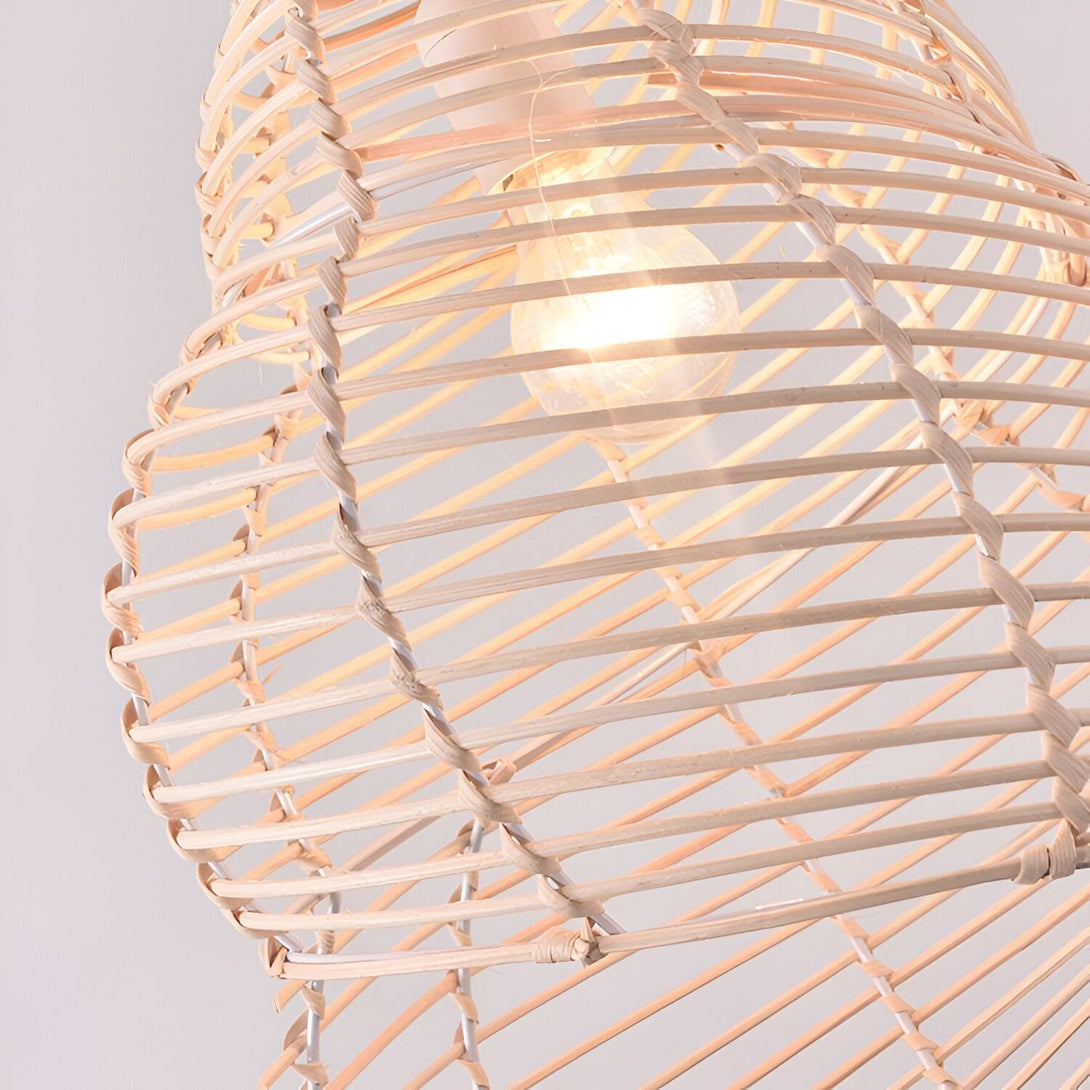 Une lampe en osier tressé en forme de spirale avec une ampoule à l'intérieur. MA-5994659517,MA-9113127144,MA-1587636492,MA-513952029X,