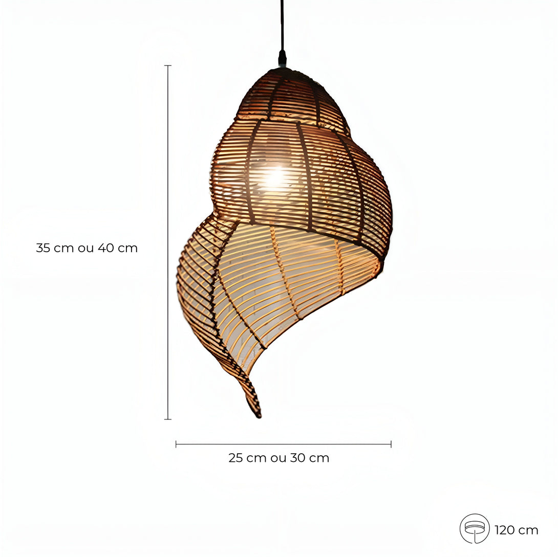 Une lampe en osier en forme de coquillage est suspendue au plafond. La lampe est de couleur marron et mesure 35 cm de haut et 25 cm de large. MA-5994659517,MA-9113127144,MA-1587636492,MA-513952029X,