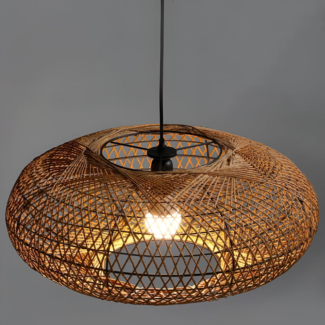 Une lampe suspendue en osier marron avec une lumière allumée à l'intérieur. DE-8351322709,