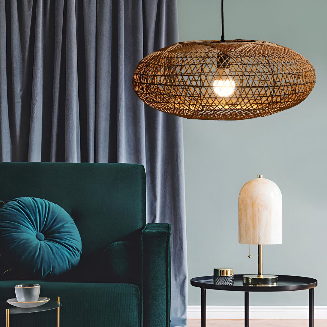 Une image d'un salon avec un canapé vert, une table basse, une lampe en osier et un lampadaire. DE-8351322709,