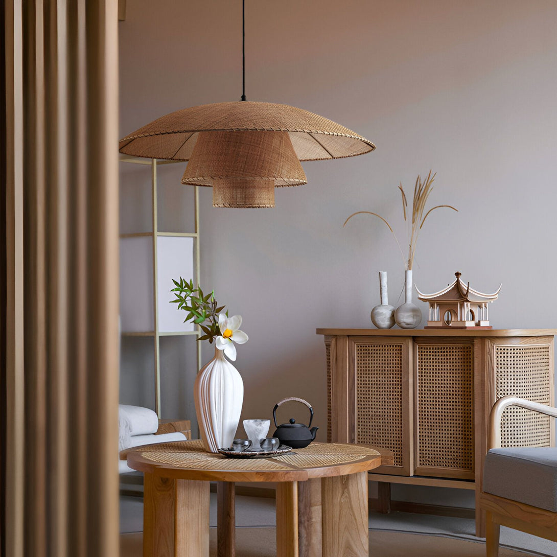 Une image d'un salon avec un lustre en osier, une table basse en bois, un canapé et une chaise. Il y a aussi un vase avec des fleurs sur la table. JA-9797733807,JA-1062591739,JA-492335965X,JA-1207501026,