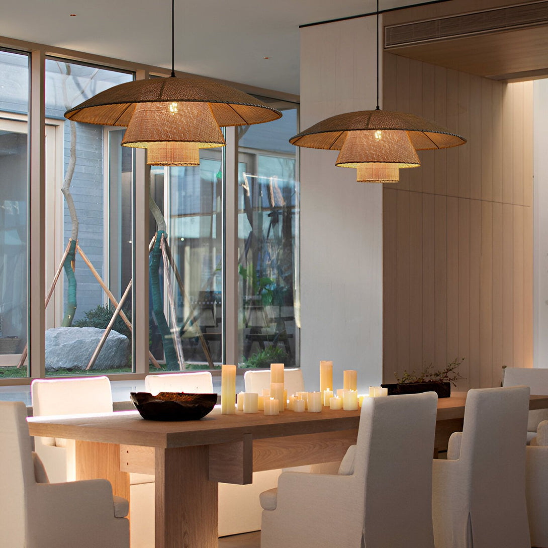 Une image d'une salle à manger avec une table en bois et des chaises blanches. Il y a trois suspensions en osier au-dessus de la table. JA-9797733807,JA-1062591739,JA-492335965X,JA-1207501026,