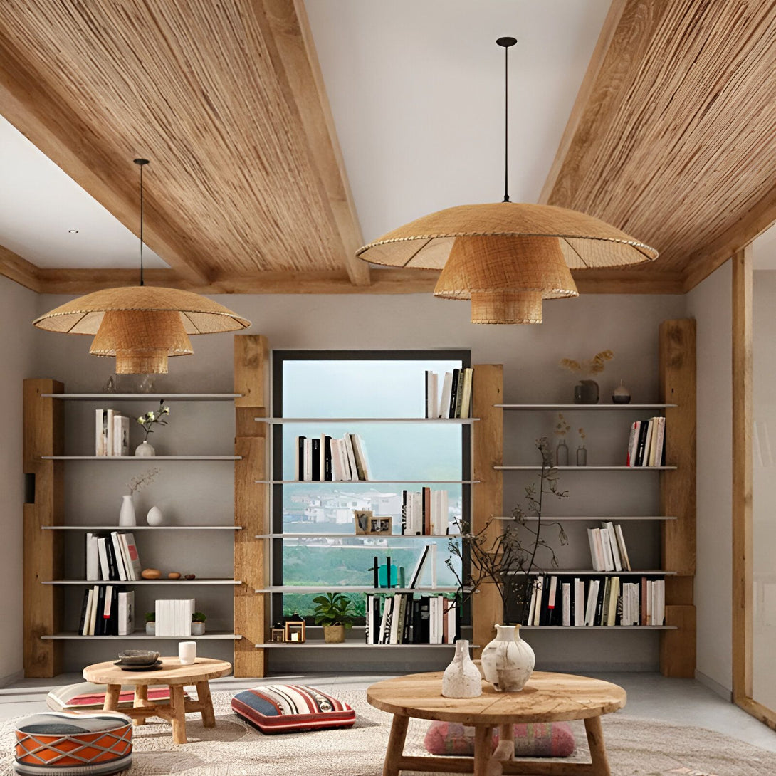 Une image d'un salon avec une table basse, des chaises et un tapis. Il y a une grande bibliothèque avec des livres et des plantes. Le plafond est en bois et il y a deux grandes lampes en osier. JA-9797733807,JA-1062591739,JA-492335965X,JA-1207501026,