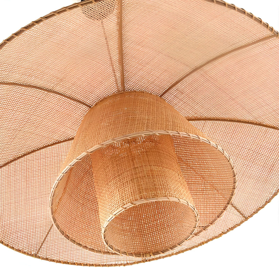 Une suspension en osier tressé de forme conique avec une lumière diffuse. JA-9797733807,JA-1062591739,JA-492335965X,JA-1207501026,