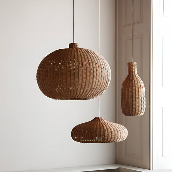 Suspension luminaire en rotin tressé à la main avec un cordon en tissu marron. La suspension est disponible en trois tailles différentes et peut être utilisée dans n'importe quelle pièce de la maison. RE-0970568525,RE-0952262207,RE-5264709513,RE-1602042527,RE-9266308129,RE-4774040460,RE-3578814725,RE-3008743935,RE-3579334581,RE-3338679408,RE-3453489209,RE-0942521234,