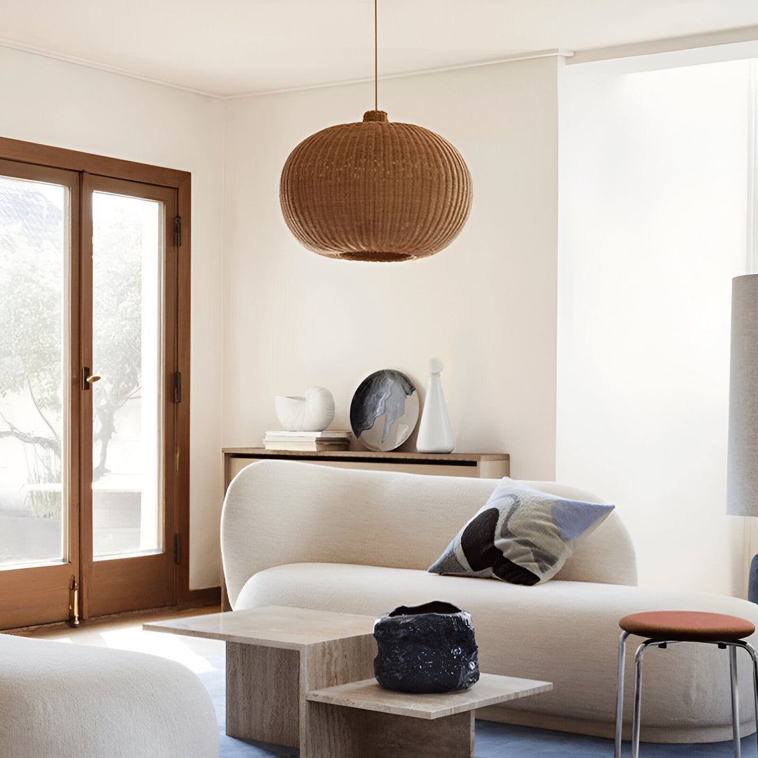 Suspension luminaire en rotin tressé à la main avec un cordon en tissu noir et une rosace en métal noir. La suspension est disponible en deux tailles : petite (Ø 45 cm) et grande (Ø 60 cm). RE-0970568525,RE-0952262207,RE-5264709513,RE-1602042527,RE-9266308129,RE-4774040460,RE-3578814725,RE-3008743935,RE-3579334581,RE-3338679408,RE-3453489209,RE-0942521234,