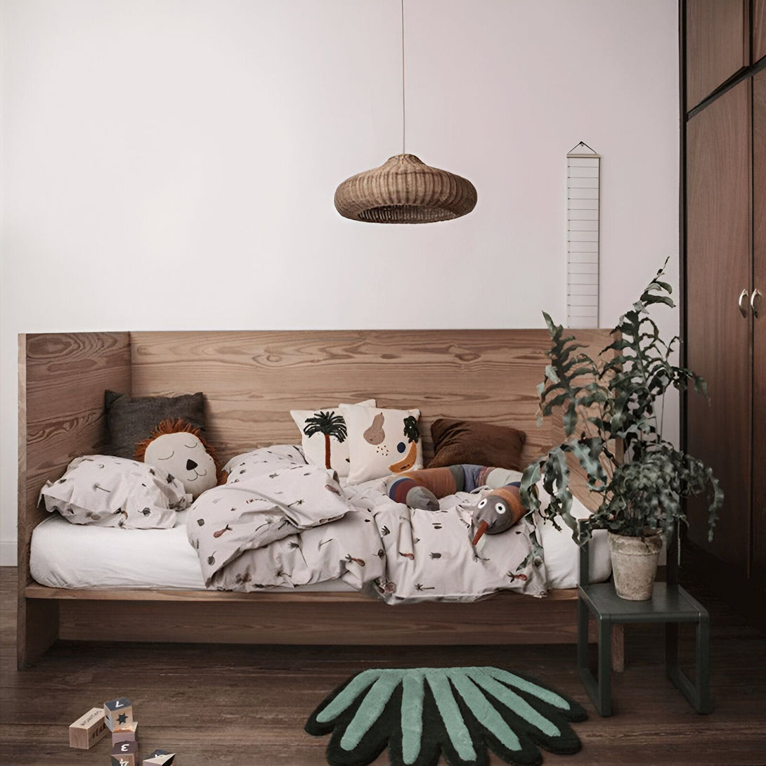 Suspension luminaire en rotin tressé à la main avec un cordon en tissu noir et une rosace en métal noir. La suspension est de forme ronde et mesure 50 cm de diamètre. Elle est fabriquée en rotin naturel et est dotée d'une douille E27. La suspension est suspendue à un cordon en tissu noir de 1,5 m de long. La rosace en métal noir mesure 10 cm de diamètre. La suspension est compatible avec les ampoules LED.