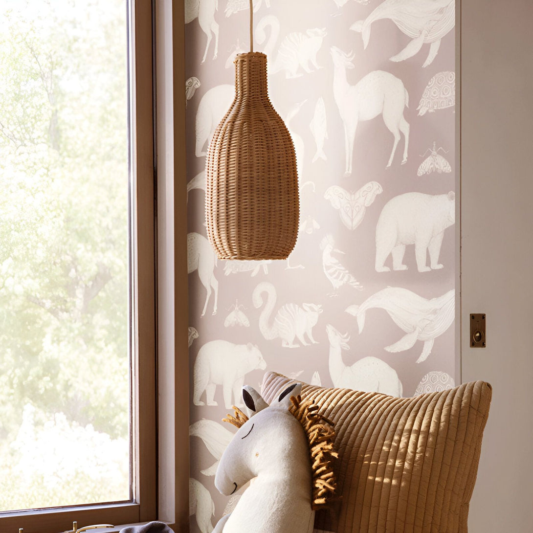 Suspension luminaire en rotin tressé beige de forme bouteille. Il est suspendu à un fil électrique noir et est placé devant un mur avec un papier peint à motifs d'animaux. RE-0970568525,RE-0952262207,RE-5264709513,RE-1602042527,RE-9266308129,RE-4774040460,RE-3578814725,RE-3008743935,RE-3579334581,RE-3338679408,RE-3453489209,RE-0942521234,