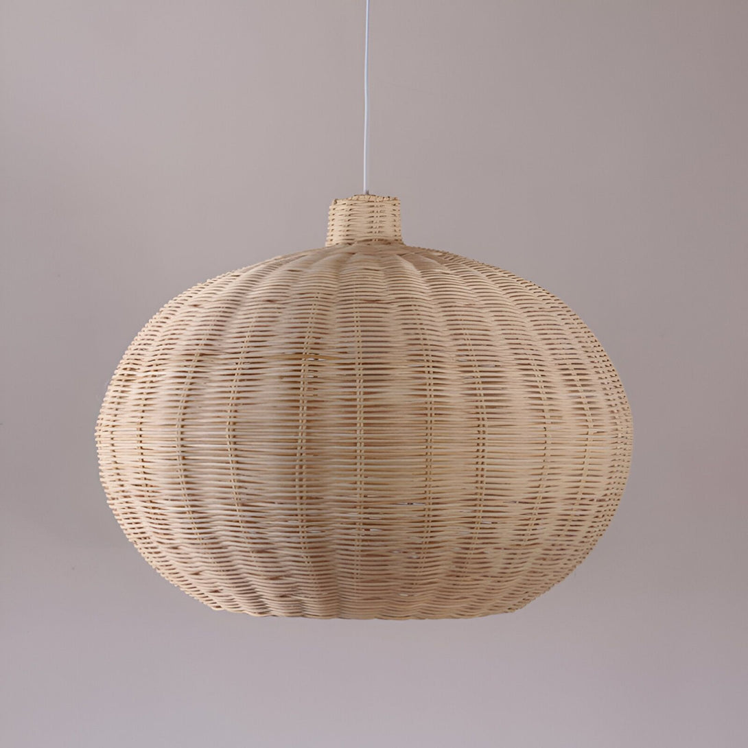 Suspension luminaire en rotin tressé à la main avec un cordon d'alimentation en tissu blanc. La suspension est de forme ovale et mesure 50 cm de haut et 40 cm de large. Elle est parfaite pour une utilisation dans une salle à manger, un salon ou une chambre à coucher. RE-0970568525,RE-0952262207,RE-5264709513,RE-1602042527,RE-9266308129,RE-4774040460,RE-3578814725,RE-3008743935,RE-3579334581,RE-3338679408,RE-3453489209,RE-0942521234,