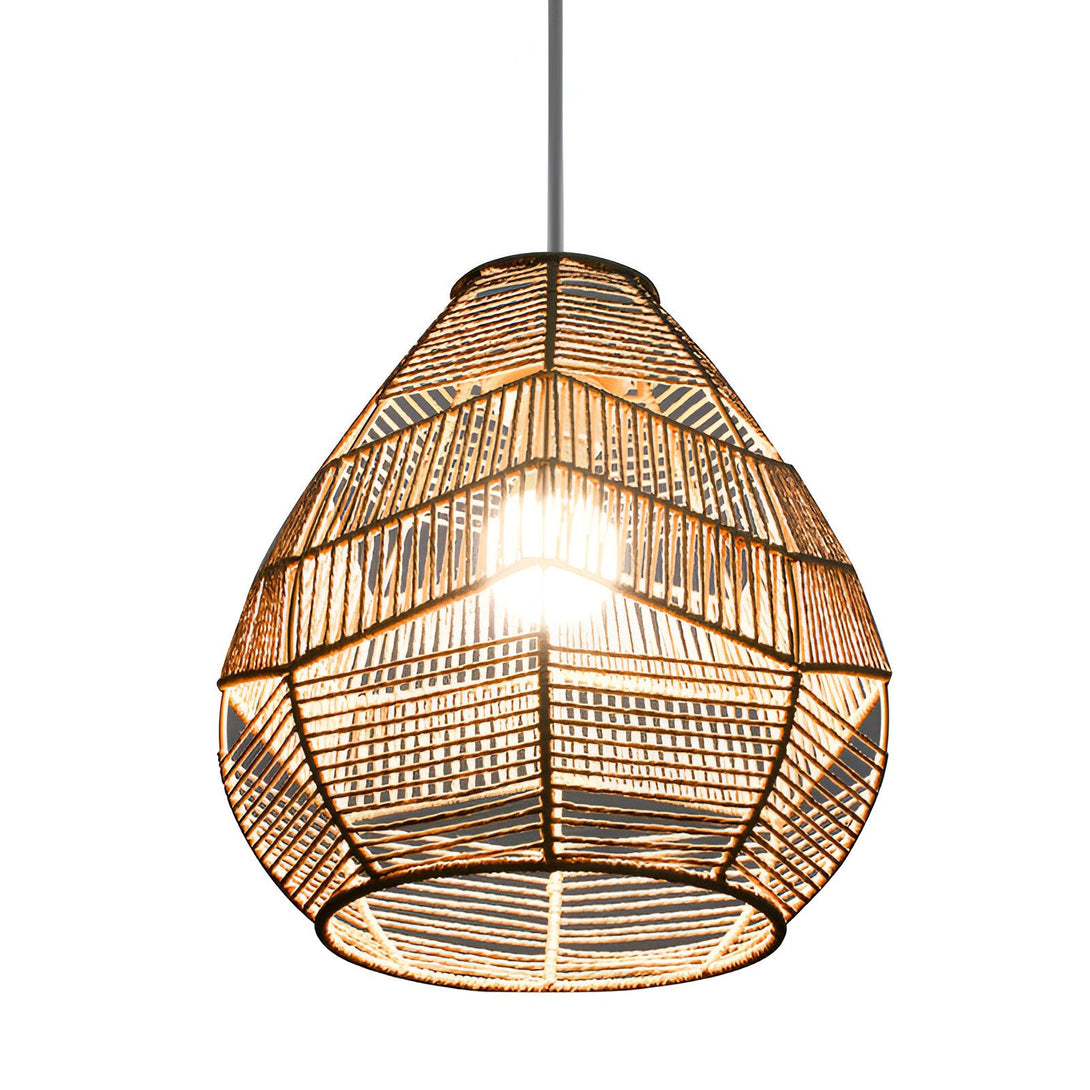 Une lampe en osier tressé de forme ovale émet une lumière tamisée. AL-7279960006,