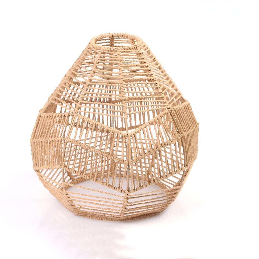 Une suspension luminaire en osier tressé de couleur beige de forme géométrique. AL-7279960006,
