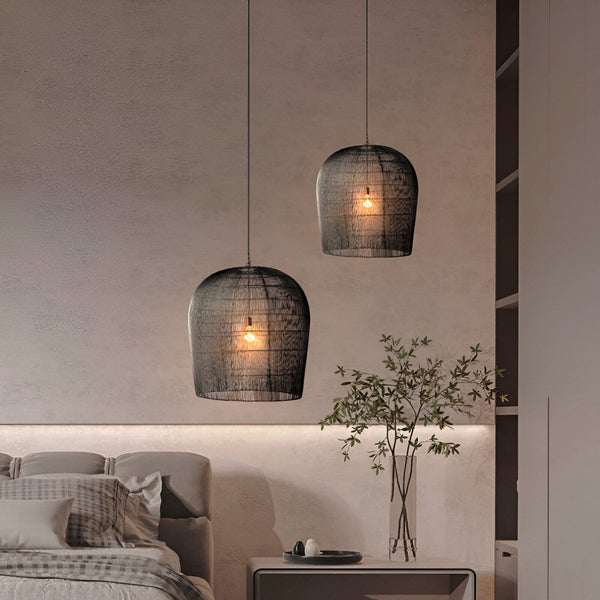 Suspension Luminaire en Rotin Noir. Cette suspension luminaire est fabriquée en rotin noir et présente un design élégant et moderne. Elle est idéale pour une utilisation dans les salons, les chambres à coucher et les salles à manger.