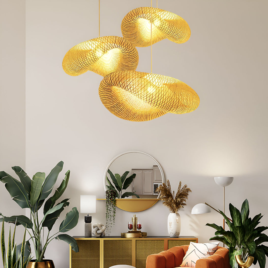 Suspension luminaire Géométrique en bambou tressé main. Cette suspension en bambou tressé main présente une forme géométrique unique et élégante. Elle est idéale pour ajouter une touche de style bohème à votre intérieur. SE-7652193869,SE-5885586357,SE-3059155046,SE-7426962288,