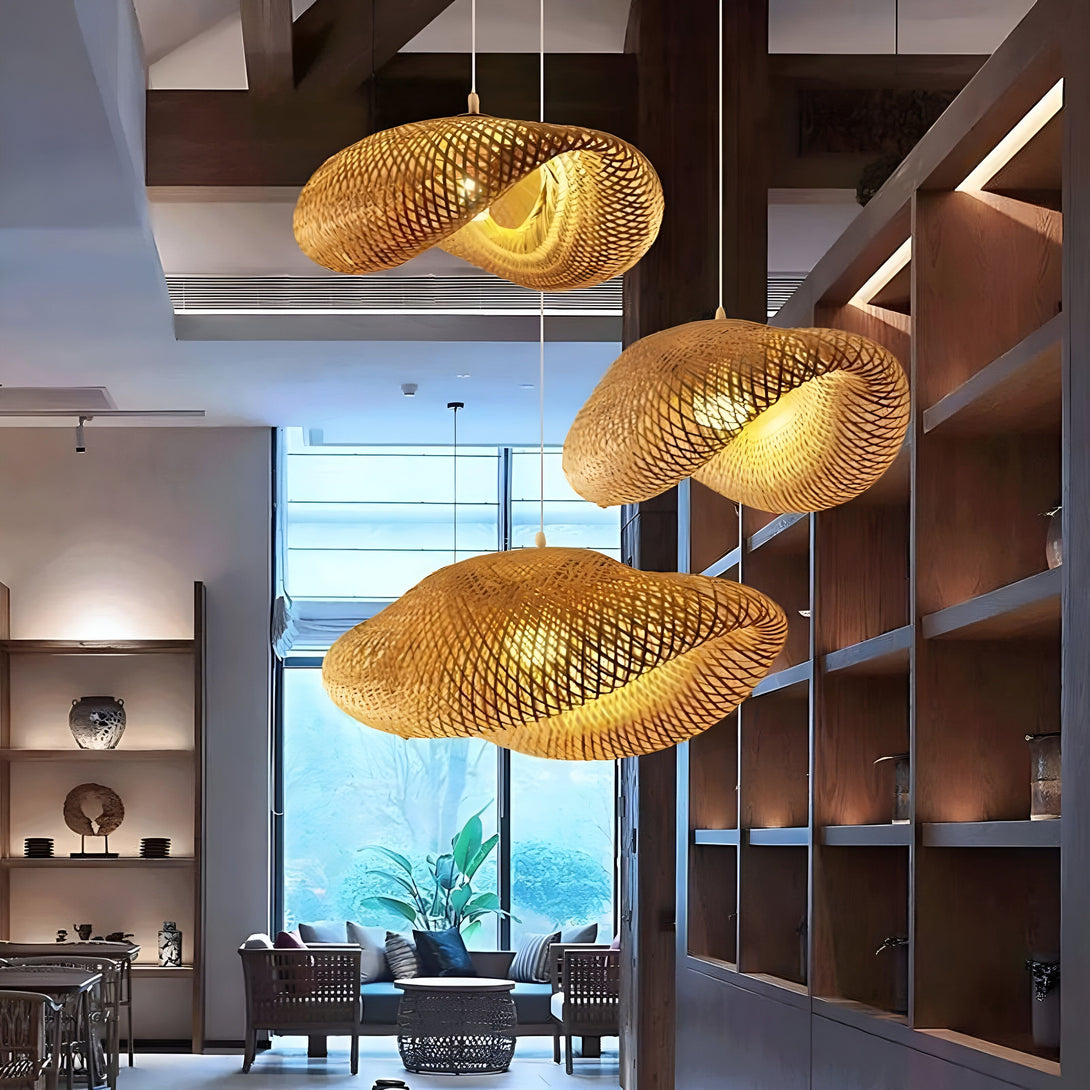 Suspension luminaire Géométrique en bambou tressé main. Cette suspension luminaire est fabriquée à partir de bambou tressé à la main. Elle est de forme géométrique et diffuse une lumière douce et tamisée. Cette suspension luminaire est idéale pour une utilisation dans un salon, une salle à manger ou une chambre à coucher. SE-7652193869,SE-5885586357,SE-3059155046,SE-7426962288,