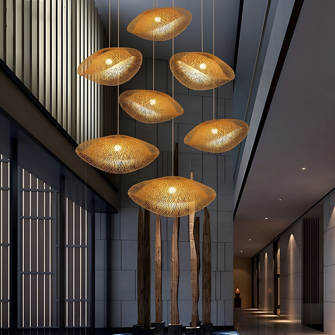 Suspension luminaire Géométrique en bambou tressé main. Cette suspension est fabriquée à partir de bambou tressé à la main et présente une forme géométrique unique. Elle est idéale pour ajouter une touche de style bohème à votre intérieur. SE-7652193869,SE-5885586357,SE-3059155046,SE-7426962288,