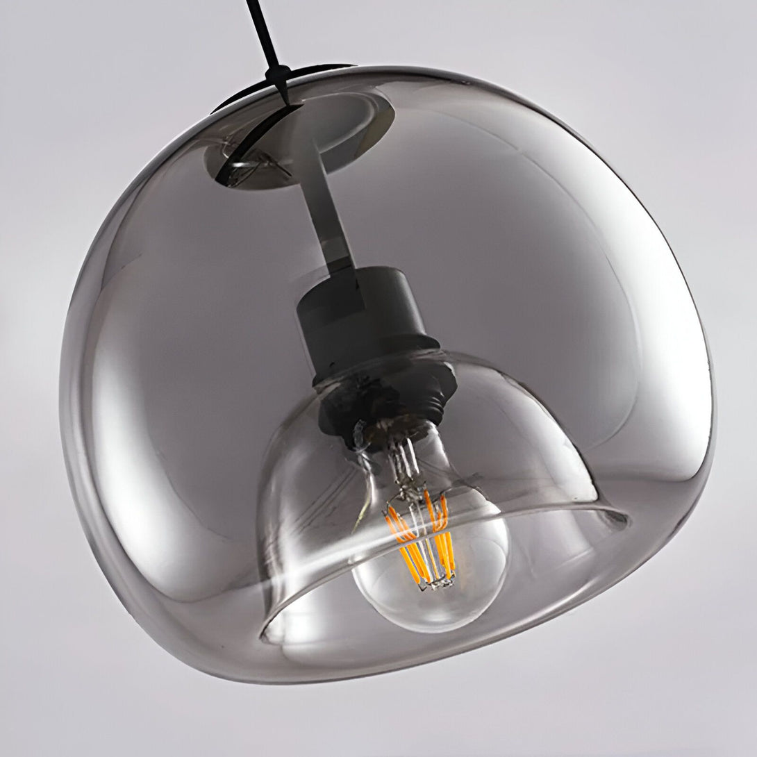 Une lampe suspendue en verre fumé avec une ampoule à filament. IL-198613511X,IL-4038746453,IL-5668785505,IL-2545353698,