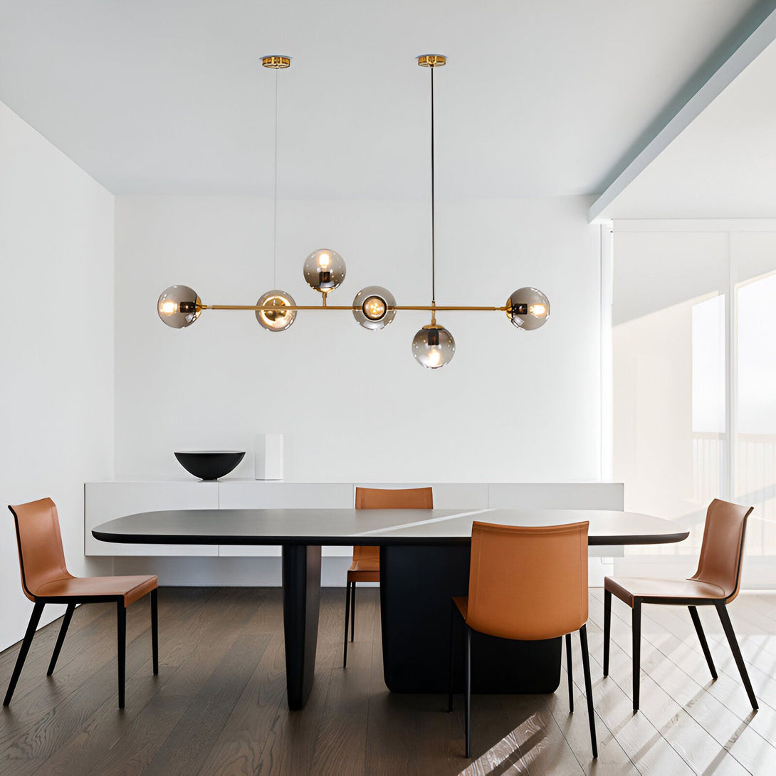 Une image d'une table à manger avec une suspension en métal doré et des boules en verre fumé. La table est en bois et les chaises sont en cuir marron. Le sol est en parquet. BA-3319073257,BA-3870215909,BA-4433369764,BA-8232689269,BA-7799237627,BA-0616088558,BA-9402698388,BA-0814861172,BA-2462989250,BA-9182404453,BA-7368187922,BA-6672181431,BA-0950748706,BA-3649309513,BA-9659885725,BA-7632681620,BA-8856864762,BA-6148086980,