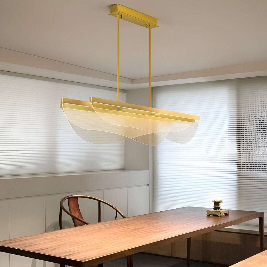 Une suspension moderne en forme de vague en métal doré et verre. IT-8844876027,
