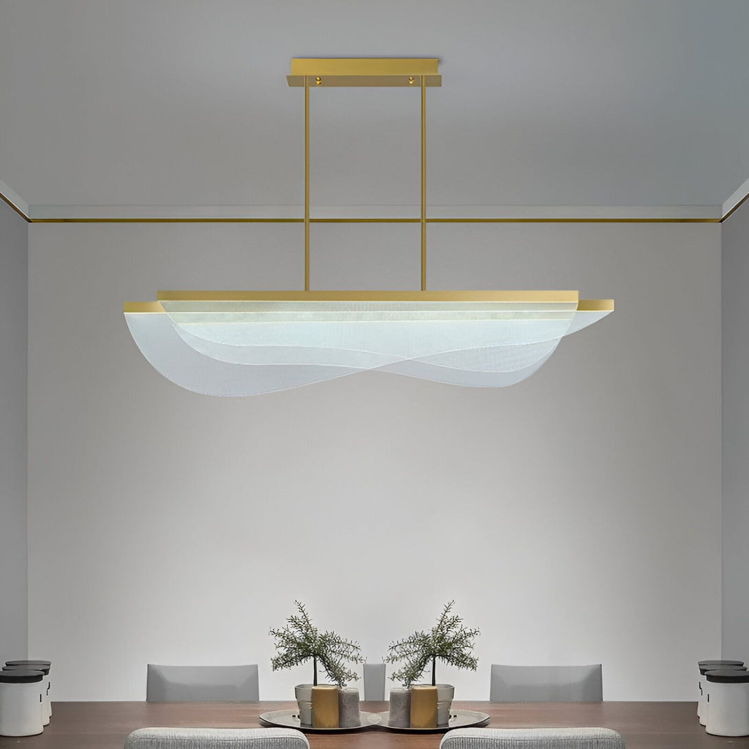 Une suspension rectangulaire en métal doré avec un diffuseur en verre ondulé blanc. IT-8844876027,