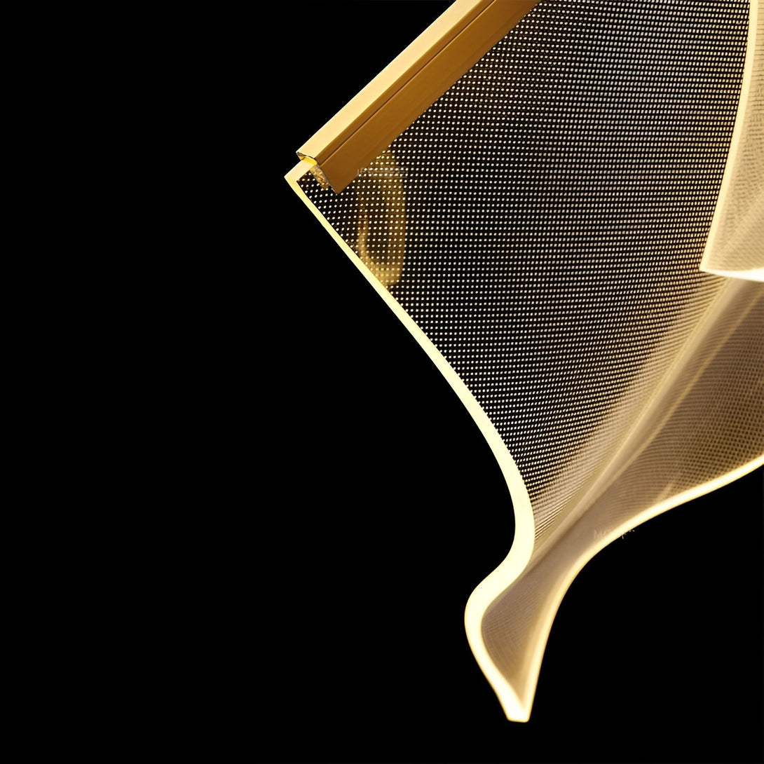 Une image d'une lampe suspendue en métal doré avec un abat-jour en verre transparent. La lampe est allumée et émet une lumière chaude. EO-9689709232,EO-7358569601,